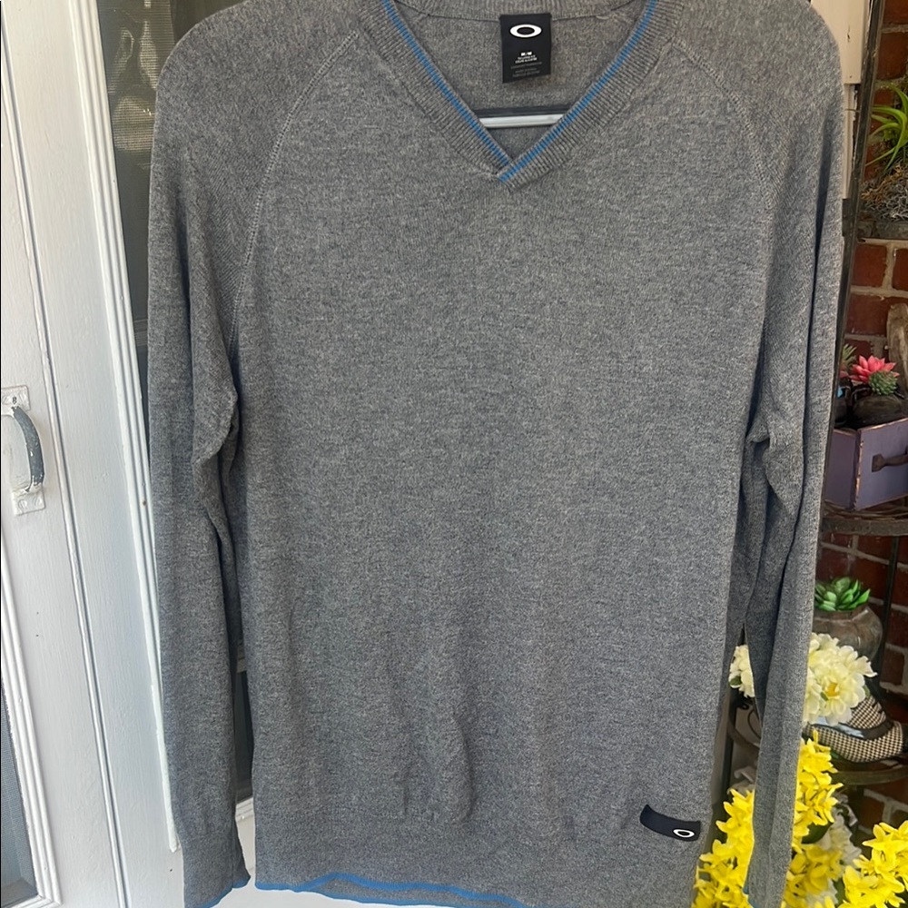 Oakley V-Neck Golf Sweater in Gray/Blue
